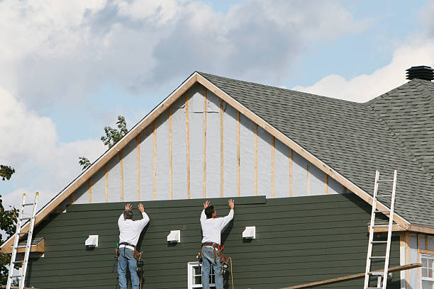 Professional Siding Repair technician working in Edgewood, TX